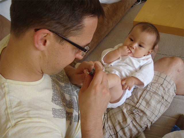 6_dadcuttingnails
